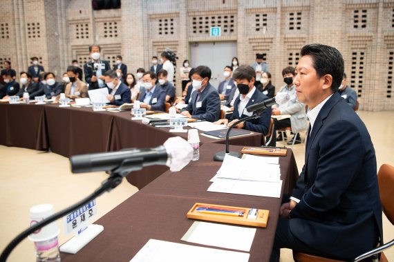 김장호 구미시장이 22일 열린 '비상경제대책 TF' 발대식에서 인사말씀을 하고 있다. 사진=구미시 제공