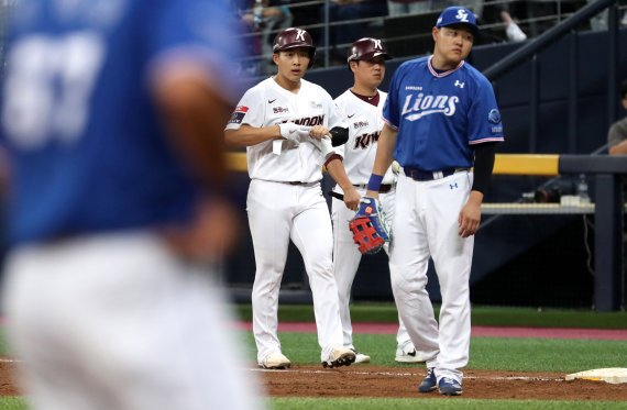 [서울=뉴시스] 추상철 기자 = 22일 오후 서울 구로구 고척스카이돔에서 열린 '2022 KBO리그' 삼성라이온즈와 키움히어로즈의 경기. 5회말 노아웃 주자1,3루 상황에서 키움 김휘집이 1타점 적시타를 때린 후 1루베이스로 향하고 있다. 2022.07.22. scchoo@newsis.com