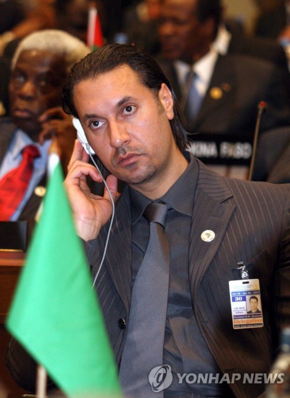 리비아 독재자 카다피의 넷째 아들 무타심 생전 모습 epa02974300 (FILE) An undated file picture shows Motassim Gaddafi, son of late former Libyan leader Muammar Gaddafi, during a conference in Sirte, Libya. According to reports, Mutassim Gaddafi was also killed on 20 October 2011 in Sirte. His body was taken to hospital in