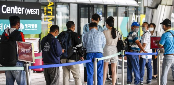 지난 24일 인천국제공항 1터미널 코로나19 검사센터를 찾은 여행객들이 검사를 받기 위해 줄 서 있다. 뉴시스 제공.