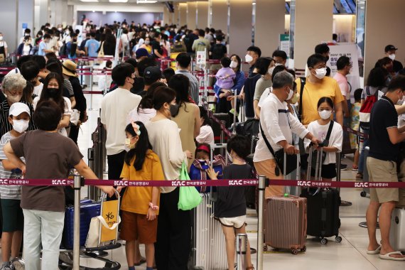 휴가철을 맞은 24일 김포공항 국내선 터미널이 휴가철 여행객들로 붐비고 있다. 사진=박범준 기자