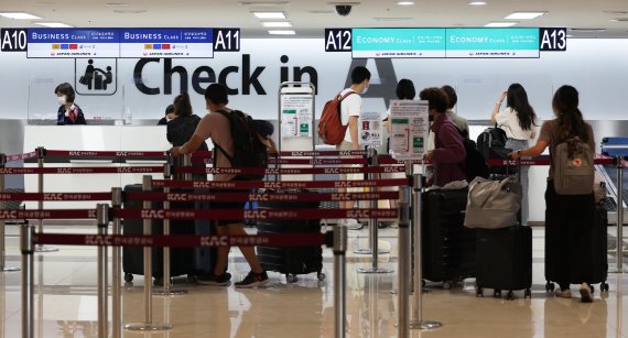 24일 서울 강서구 김포공항 국제선 출국장에서 일본 하네다 공항 행 노선을 이용하는 해외 여행객들이 출국 수속을 받고 있다. 사진=박범준 기자