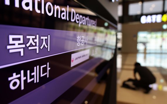 24일 서울 강서구 김포공항 국제선 출국장에서 일본 하네다 공항 행 노선을 이용하는 해외 여행객이 짐 정리를 하고 있다. 사진=박범준 기자