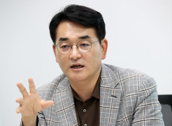 [서울=뉴시스] 고범준 기자 = 당 대표에 도전하는 박용진 더불어민주당 의원이 15일 서울 여의도 국회의원회관 의원실에서 뉴시스와 인터뷰를 하고 있다. 2022.07.16. bjko@newsis.com /사진=뉴시스