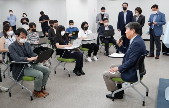 김대기 대통령 비서실장이 24일 용산 대통령실 오픈라운지에서 취재진 질문에 답하고 있다. 대통령실사진기자단 2022.7.24/뉴스1 © News1 안은나 기자