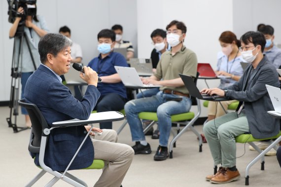 김대기 대통령 비서실장이 24일 용산 대통령실 오픈라운지에서 취재진 질문에 답하고 있다. 대통령실사진기자단 2022.7.24/뉴스1 © News1 안은나 기자