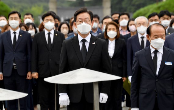 [광주=뉴시스] 이영주 기자 = 24일 오후 광주 북구 운정동 국립5·18민주묘지에서 이재명 더불어민주당 당대표 후보가 참배·헌화를 위해 추념탑 앞에 서있다. 2022.07.24. leeyj2578@newsis.com /사진=뉴시스