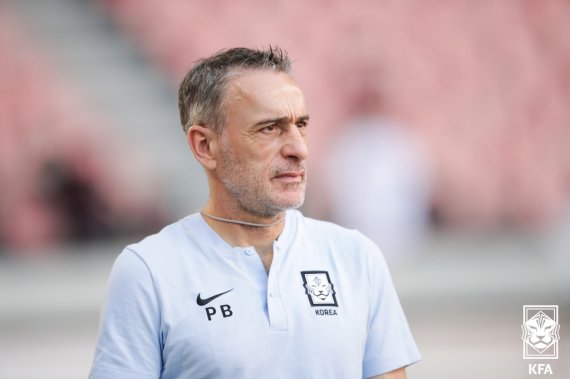 [서울=뉴시스] 김진아 기자 = 24일 일본 아이치현 도요타 스타디움에서 열린 2022 동아시아축구연맹(EAFF) E-1 챔피언십(동아시안컵) 2차전 한국과 홍콩의 경기에서 파울루 벤투 감독이 경기를 지켜보고 있다. (사진=대한축구협회 제공) 2022.07.24. photo@newsis.com *재판매 및 DB 금지