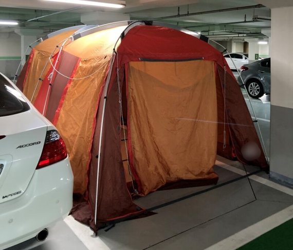 아파트 지하주차장에 설치된 텐트. (온라인 커뮤니티 갈무리) © 뉴스1
