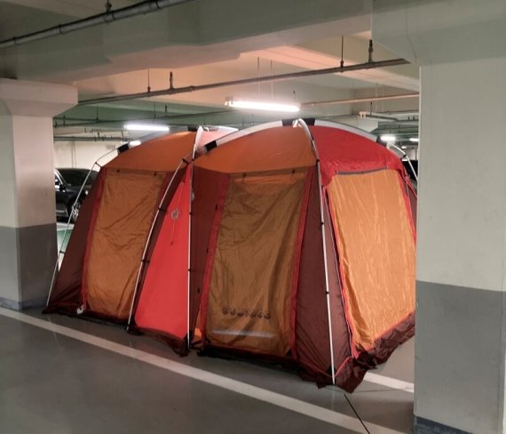 아파트 지하주차장에 설치된 텐트. (온라인 커뮤니티 갈무리) © 뉴스1