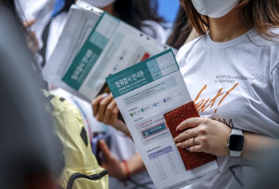 [인천공항=뉴시스] 정병혁 기자 = 코로나19가 확산되고 있는 24일 인천국제공항 1터미널 코로나19 검사센터에서 여행객들이 검사를 받기 위해 줄 서 있다. 25일부터 해외입국자는 입국 1일차에 코로나19 PCR검사를 받아야한다. 방역당국에 따르면 연재 입국 3일 이내에 받는 PCR 검사를 코로나19 확산에 따라 입국 1일 이내에 받도록 하는 강화방안을 시행하기로 했다. 6월부터 입국 3일 이내로까지 완화됐던 PCR 검사 시한이 두 달만에 다시 강화됐다. 2022.07.24. jhope@newsis.com