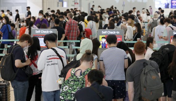 [인천공항=뉴시스] 조성우 기자 = 본격적인 휴가철을 맞은 23일 오전 인천국제공항 제1여객터미널 출국장이 이용객들로 붐비고 있다. 2022.07.23. xconfind@newsis.com