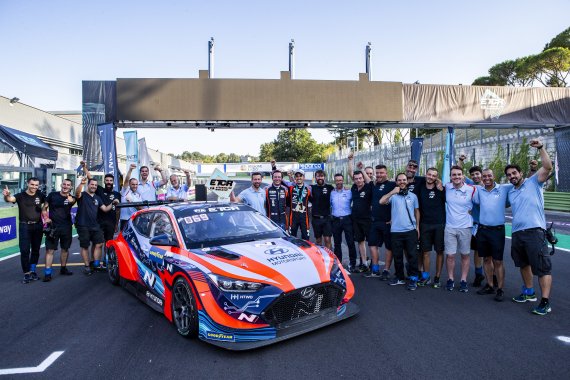 현대차는 벨로스터 N ETCR이 22~24일(현지시간) 이탈리아에서 개최된 전기차 대회 2022 FIA ETCR 5라운드에서 우승을 차지했다고 25일 밝혔다. 현대차 제공