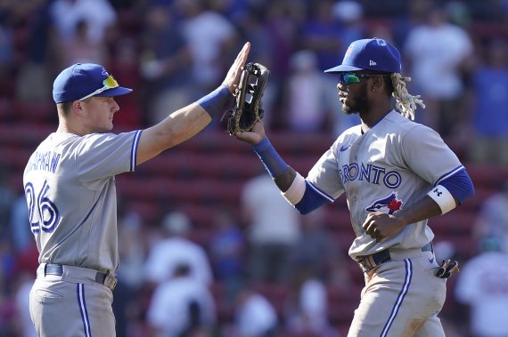 [보스턴=AP/뉴시스] 메이저리그(MLB) 토론토 블루제이스의 맷 채프먼과 라이멜 타피아. 2022.07.24