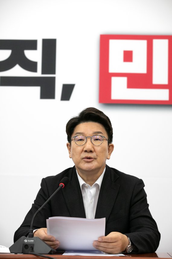 '사적 채용 논란' 대통령실 9급 직원 父, 강릉선관위원 사직