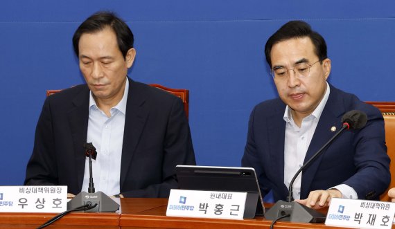 [서울=뉴시스] 고범준 기자 = 박홍근 더불어민주당 원내대표가 25일 서울 여의도 국회에서 열린 비상대책위원회의에서 마이크 버튼을 누르고 있다. (공동취재사진) 2022.07.25. photo@newsis.com <저작권자ⓒ 공감언론 뉴시스통신사. 무단전재-재배포 금지.> /사진=뉴시스화상