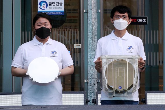 25일 오전 경기도 화성시 삼성전자 화성캠퍼스에서 세계 최초로 3나노미터 공정으로 양산한 반도체 제품이 공개되고 있다. /사진=뉴시스화상