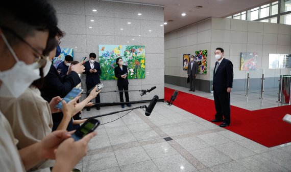 윤석열 대통령이 25일 오전 용산 대통령실에서 열린 출근길 약식 기자회견(도어스테핑)에서 취재진의 질문에 답하고 있다. 대통령실사진기자단 2022.7.25/뉴스1 © News1 안은나 기자