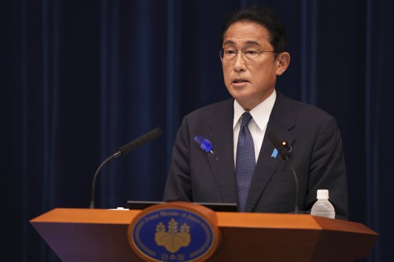 [도쿄=AP/뉴시스]지난 14일 일본 도쿄 총리 관저에서 기시다 후미오 일본 총리가 기자회견을 가지고 있다. 2022.07.25.