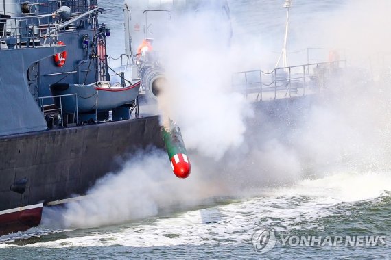 BALTIYSK, RUSSIA - JULY 26, 2020: The Aleksin small anti-submarine ship launches a torpedo during a military parade on Russian Navy Day. Vitaly Nevar /사진=연합뉴스