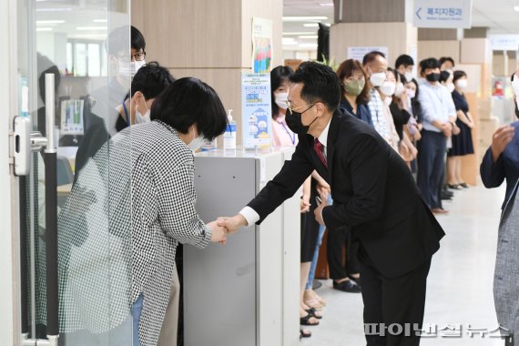 금철완 제17대 양주시 부시장 25일 부서 순회 직원 인사. 사진제공=양주시