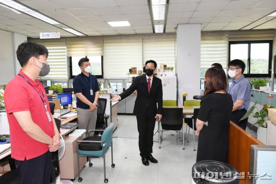 금철완 제17대 양주시 부시장 25일 부서 순회 직원 인사. 사진제공=양주시