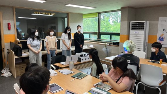 동명대학교 상담심리학과 학생들이 부산 사상구 청소년 수련관에서 학생들과 첫 인사를 나누고 있다./제공=동명대학교