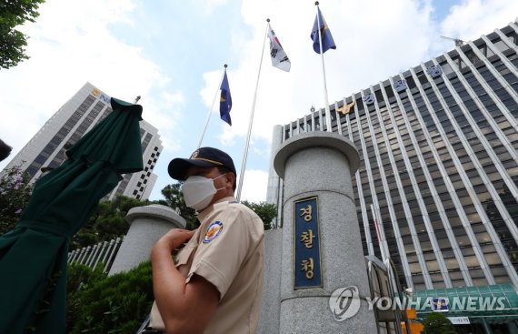 경찰청이 행안부 경찰국 신설에 반대하며 전국 경찰서장 회의를 주도한 류삼영 울산중부경찰서장(총경)을 대기발령 조치함에 경찰 내부 반발이 확산하고 있는 가운데 오는 30일 경감·경위 등을 대상으로 하는 전국현장팀장회의도 예정돼 파장이 예상된다. 사진은 25일 오전 서울 서대문구 경찰청 모습.