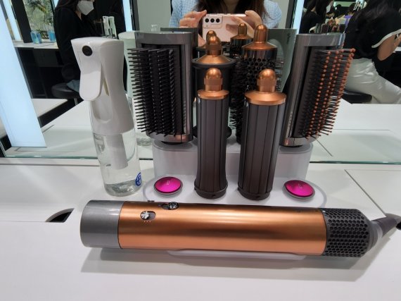 다이슨 멀티 스타일러 본 제품과 툴 © 뉴스1