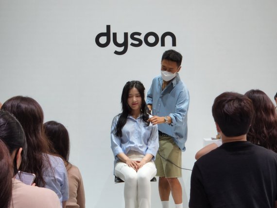 '헤어&메이크업’의 선우 원장이 다이슨 에어랩 멀티 스타일러을 시연하고 있다. © 뉴스1