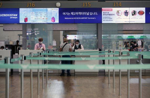 [인천공항=뉴시스] 고승민 기자 = 코로나19가 다시 확산 조짐을 보이면서 해외 여름휴가를 앞둔 사람들의 고민이 깊어졌다. 여기에 높아진 환율과 항공료까지 겹치면서 해외여행을 취소하거나 국내여행으로 발길을 돌리는 경우도 늘고 있다. 사진은 25일 인천국제공항 1터미널 출국장 모습. 2022.07.25. kkssmm99@newsis.com