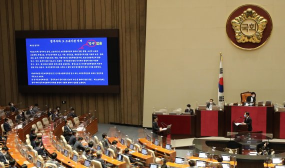 박범계 더불어민주당 의원이 25일 서울 여의도 국회에서 열린 정치·외교·통일·안보 분야 대정부질문에서 한동훈 법무부 장관에게 질의하고 있다. 사진=박범준 기자