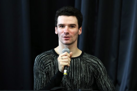 [서울=뉴시스] 박진희 기자 = 파리 오페라 발레단 발레리노 폴 마르크가 25일 서울 광진구 세종대 용덕관에서 기자간담회를 하고 있다. 폴 마르크는 동양인 최초로 파리 오페라 발레 에투알에 오른 박세은과 함께 오는 28일~29일 롯데콘서트홀에서 '2022 에투알 갈라' 무대로 관객들과 만난다. 2022.07.25. pak7130@newsis.com