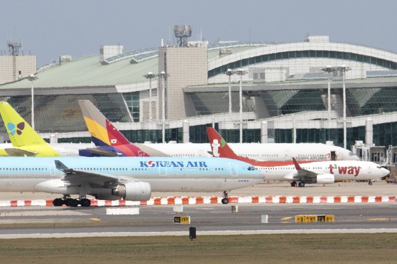 인천국제공항 주기장에 대한항공, 아시아나항공, 티웨이 등 항공기가 세워져 있다. 뉴시스