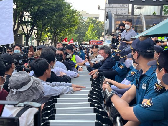 25일 서울 영등포구 민주당사 앞에서 '강제북송 진상규명 집회' 참가자들이 경찰과 대치하고 있다. /사진= 주원규 기자