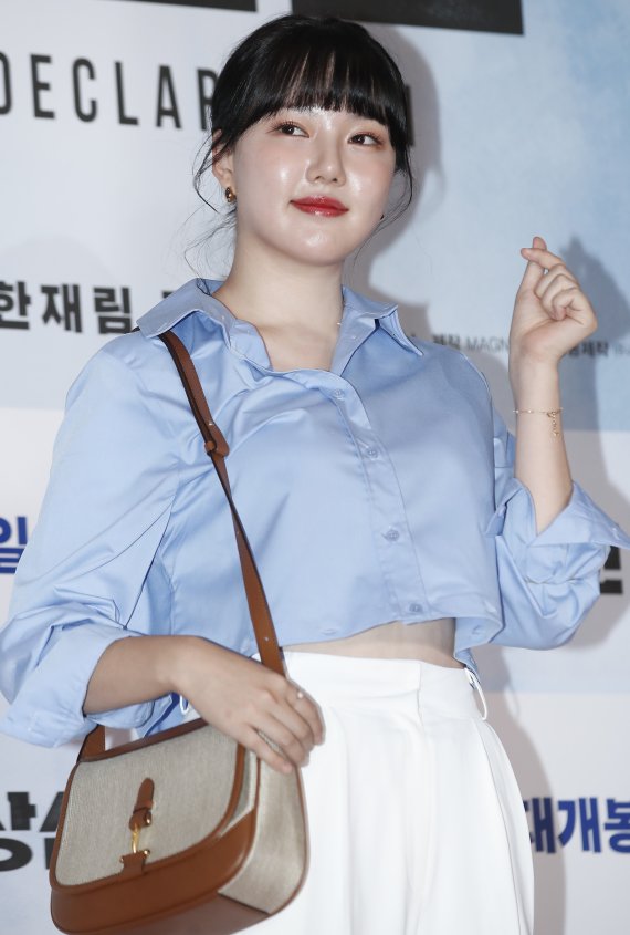 여자친구 출신 가수 예린이 25일 오후 서울 코엑스 메가박스에서 열린 영화 ‘비상선언’(감독 한재림) VIP 시사회에서 하트를 그리고 있다. © News1 권현진 기자