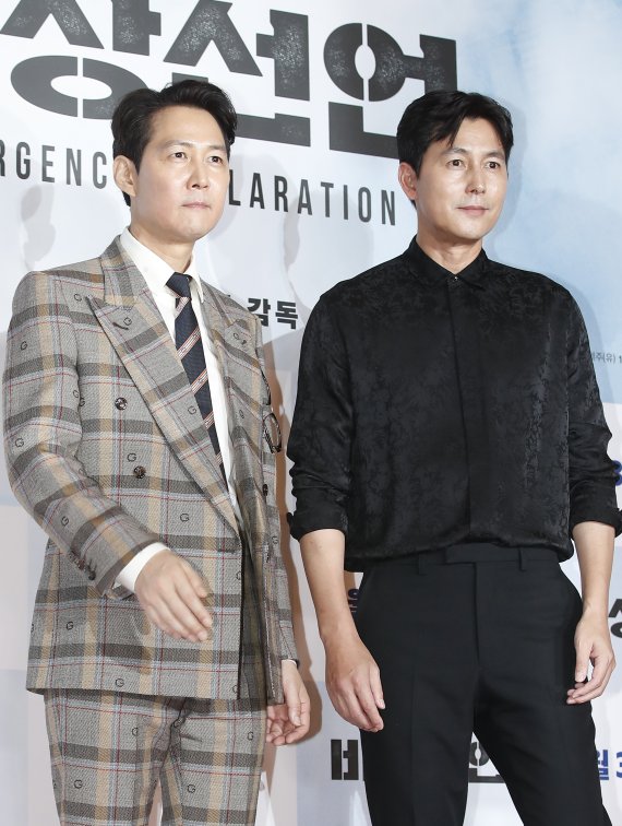 배우 이정재, 정우성(오른쪽)이 25일 오후 서울 코엑스 메가박스에서 열린 영화 ‘비상선언’(감독 한재림) VIP 시사회에서 포즈를 취하고 있다. © News1 권현진 기자