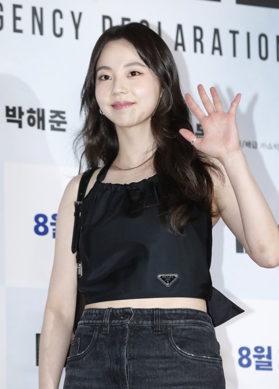 배우 안소희가 25일 오후 서울 코엑스 메가박스에서 열린 영화 ‘비상선언’(감독 한재림) VIP 시사회에서 사랑스러운 인사를 하고 있다. © News1 권현진 기자