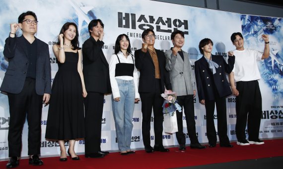 25일 오후 서울 코엑스 메가박스에서 열린 ‘비상선언’(감독 한재림) VIP 시사회에서 한재림 감독(왼쪽부터)과 배우 김소진, 김남길, 전도연, 이병헌, 송강호, 임시완, 박해준이 영화 흥행 대박을 기원하는 파이팅을 외치고 있다. © News1 권현진 기자