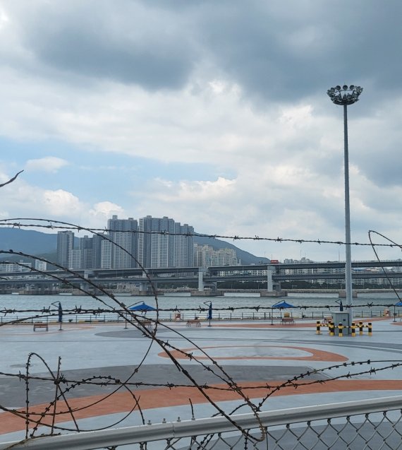 부산 남구 용호별빛공원 경계를 따라 철조망이 설치돼 있다.2022.7.23© 뉴스1 손연우 기자