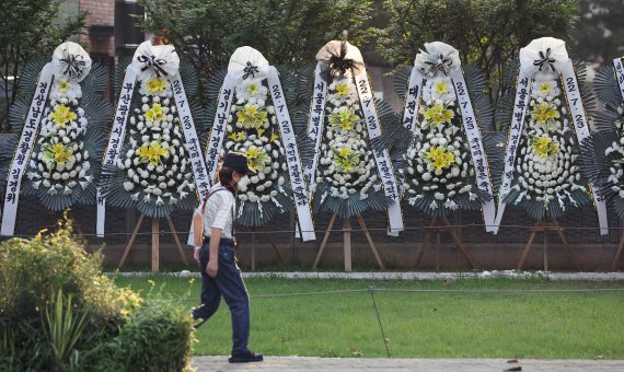 경찰국 신설안이 국무회의에 상정되는 26일 오전 서울 서대문구 미근동 경찰청 맞은편에 경찰국 신설을 반대하는 근조 화환이 세워져 있다. 2022.7.26