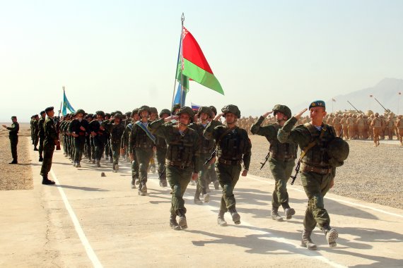 [ 두샨베( 타지키스탄)= 신화/뉴시스] 지난 해 10월 20일 옛 소련의 공화국 6개국의 집단안전보장 조약기구( CSTO)의 회원국 합동훈련에 참가한 타지키스탄 군대. 시리아정부는 최근 타지키스탄 출신 IS대원의 가족 146명을 수용소에서 석방해 귀국시켰다.