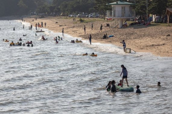 인천 옹진군 북도면 수기·옹암 해수욕장 등 해변 및 해수욕장 4곳이 지난 21일부터 개장했다.