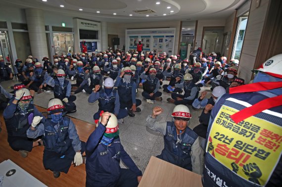26일 오전 광주 북구 오치동 한국전력공사 광주전남본부 1층 로비에서 민주노총 전국건설노동조합 광주전남 전기지부 관계자들이 처우개선을 요구하며 이틀째 점거농성을 하고 있다. 2022.7.26/뉴스1 © News1 정다움 기자