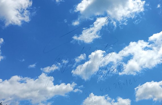 유리문에 남아있는 슈가의 사인. "잘 놀다 갑니다"라는 글이 남았다. 박주연 기자 photo@newsis.com *재판매 및 DB 금지