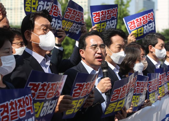 박홍근 더불어민주당 원내대표와 원내지도부 등이 26일 오전 서울 용산구 대통령 집무실 인근에서 윤석열 정권 경찰장악 규탄 기자회견을 하고 있다. 2022.07.26. 뉴시스.