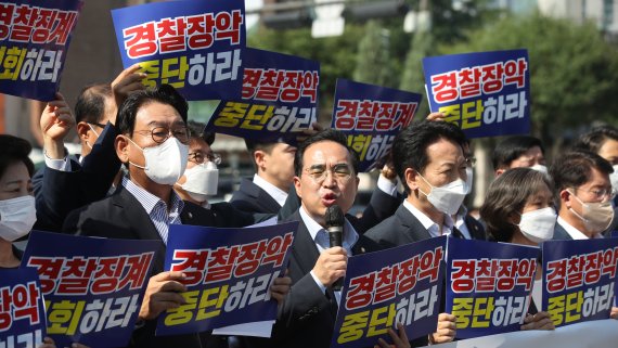 박홍근 더불어민주당 원내대표와 원내지도부 등이 26일 오전 서울 용산구 대통령 집무실 인근에서 윤석열 정권 경찰장악 규탄 기자회견을 하고 있다. 사진=뉴시스화상