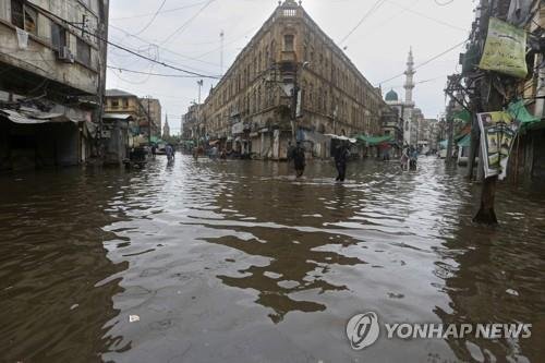 폭우로 물에 잠긴 파키스탄 카라치 시내. [AP 연합뉴스 자료사진. 재판매 및 DB 금지]