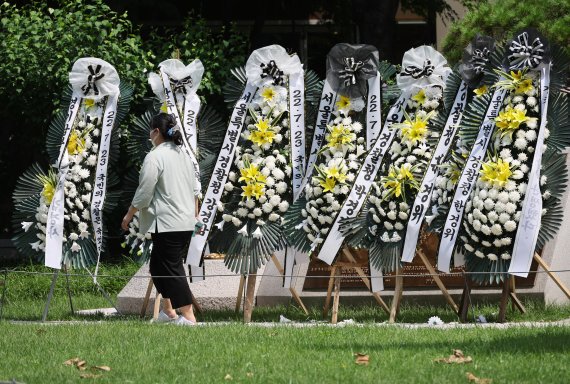 26일 서울 서대문구 경찰청 앞 도로변에 경찰국 신설 반대 근조 화환이 놓여 있다. 정부는 이날 국무회의에서 행정안전부 경찰국 신설을 위한 시행령 개정안을 통과시켰다. 사진=박범준 기자