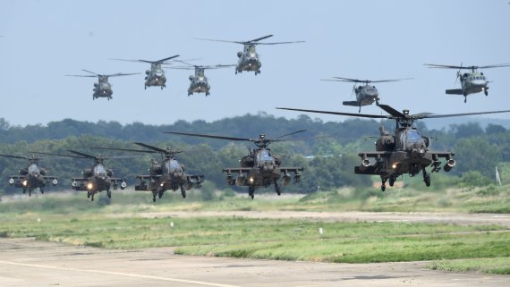 이륙하는 AH-64E 아파치, H-60P 블랙호크, CH-47D 시누크 헬기. 지난 2022년 7월 25일 오후 경기도 이천 육군항공사령부에서 열린 대규모 항공작전 훈련에서 AH-64E 아파치, UH-60P 블랙호크, CH-47D 시누크 헬기가 동시 이륙을 하고 있다. 사진=공동취재단